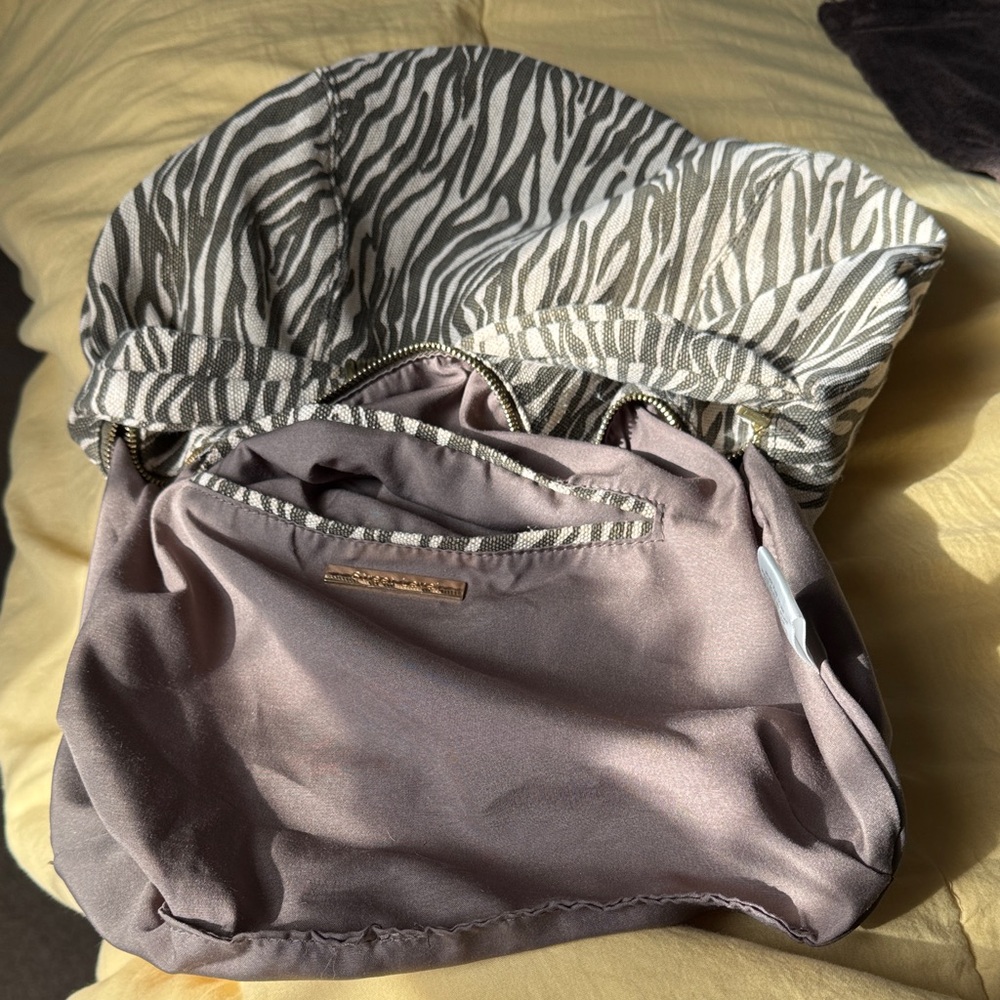 π¦π«πStreet Level Monochrome Zebra Pattern Bag - Picture 4 of 8